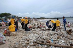 Indonesian-Government-and-Partners-Announce-Next-Steps-to-Tackle-Plastic-Pollution-300x195.jpg