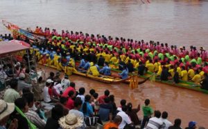 Phitsanulok-Traditional-Longboat-Racing-for-Royal-Trophy-2017-300x187.jpg