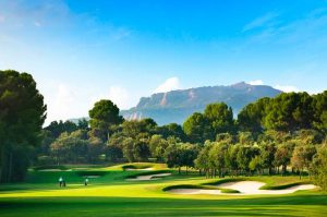 Real-Club-de-Golf-El-Prat-Reopens-Applying-Rigorous-Protocol-to-Prevent-Infection-TRAVELINDEX-300x199.jpg